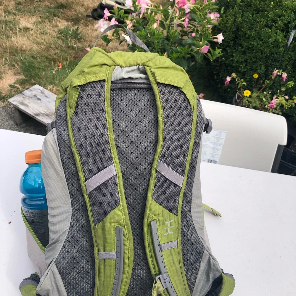 REI Rucksack Hydration Men’s Green and Gray Camping Backpack